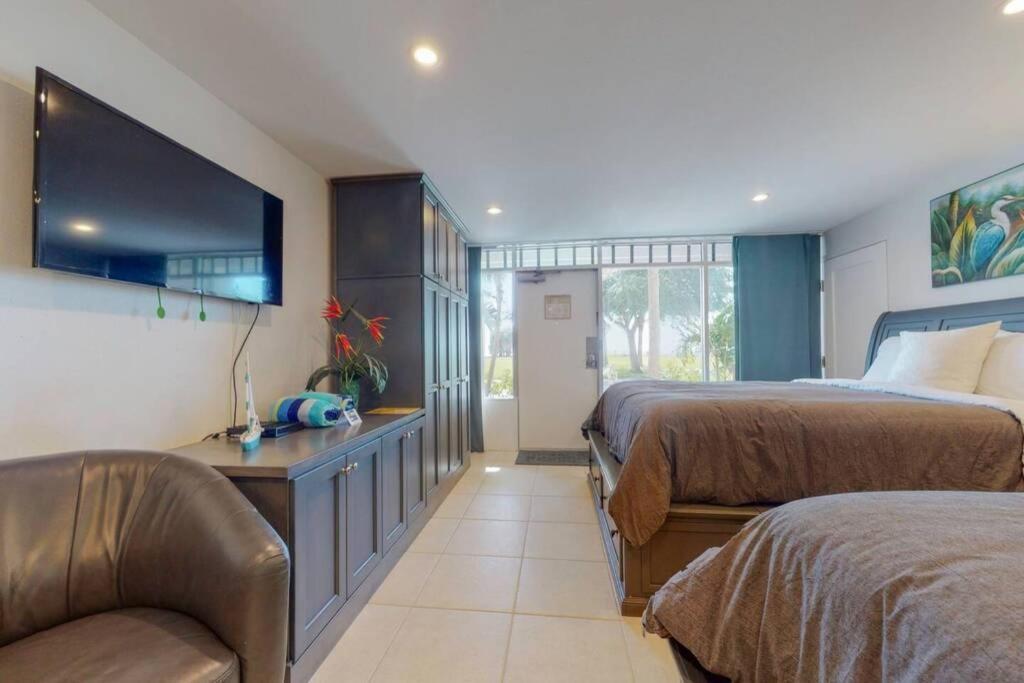 Sea Spray, 114, Steps Away! Pool+wifi Ruskin